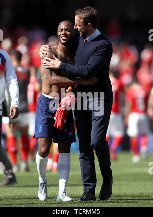 Inghilterra manager Gareth Southgate (destra) celebra dopo il fischio finale con Raheem Sterling (sinistra) durante la Lega delle Nazioni terzo posto Play-Off a Estadio D. Alfonso Henriques, Guimaraes. Foto Stock