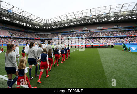 In Scozia i giocatori a piedi sul passo durante il FIFA Coppa del Mondo femminile, Gruppo D match allo Stade de Nizza. Foto Stock