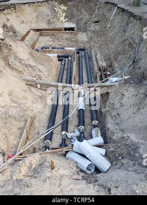 Tubi per acqua in trincea. La riparazione di approvvigionamento di acqua Foto Stock