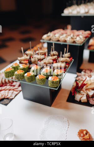 Deliziosi buffet di festa con tartine e diversi piatti deliziosi salato e dolce Foto Stock