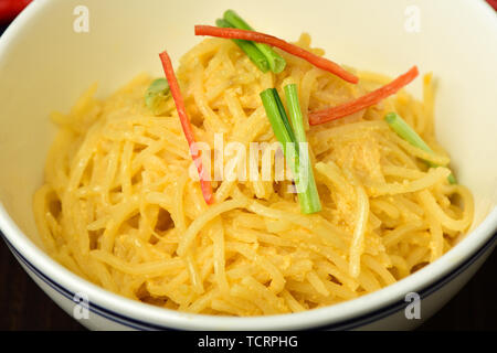 Amaro, piccante di tuorlo d'uovo, shredded patate. Foto Stock