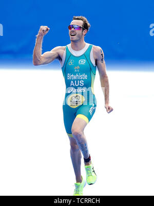 Australia dal Jacob Birtwhistle celebra vincendo il maschile di triathlon, durante il 2019 ITU Triathlon World Series Evento in Leeds. Foto Stock