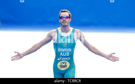 Australia dal Jacob Birtwhistle celebra vincendo il maschile di triathlon, durante il 2019 ITU Triathlon World Series Evento in Leeds. Foto Stock