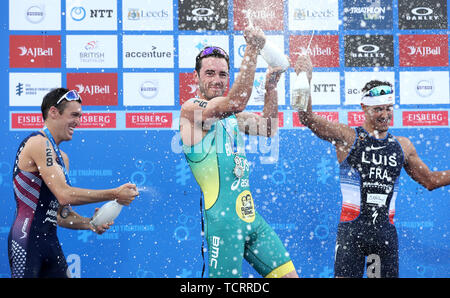 Australia dal Jacob Birtwhistle (centro) celebra il vincitore uomini Triathlon, durante il 2019 ITU Triathlon World Series Evento in Leeds. Foto Stock
