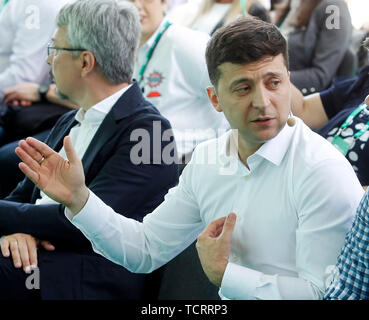 Il presidente ucraino Volodymyr Zelensky partecipa al congresso della pro-presidential servo a Kiev in Ucraina. La pro-presidential Servo del popolo partito politico (Sluga Narodu), è il leader con il 48,2 per cento dei tifosi finora tra coloro che hanno intenzione di votare e hanno fatto la loro mente, secondo le relazioni e il recente sondaggio detenute da rating gruppo sociologica. La straordinaria elezioni al Parlamento ucraino si terrà il 21 luglio 2019 in Ucraina. Foto Stock