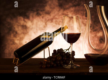 Delizioso vino rosso e uva fresca. Foto Stock