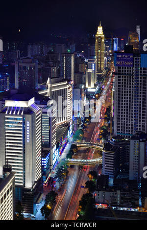 Paesaggio urbano vista notturna di Shenzhen Luohu Shennan Avenue Foto Stock