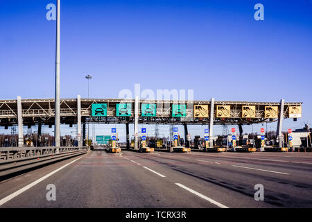 Expressway checkpoint sulla superstrada e Rush Hour al tramonto.strada a pedaggio, autostrada a pedaggio in europa.Auto passando attraverso il punto automatico di pagamento Foto Stock