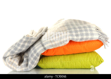 A scacchi di lana plaid e cuscini, isolato su bianco Foto Stock