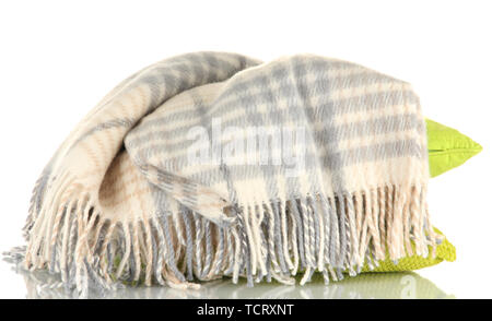 A scacchi di lana plaid e cuscini, isolato su bianco Foto Stock