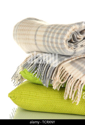 A scacchi di lana plaid e cuscini, isolato su bianco Foto Stock