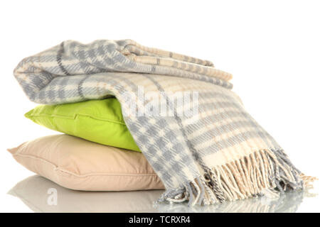 A scacchi di lana plaid e cuscini, isolato su bianco Foto Stock