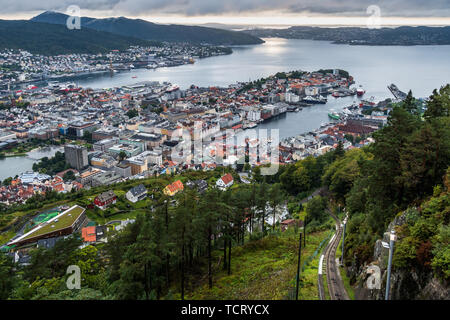 Incredibile paesaggio urbano di Bergen in un giorno nuvoloso vista dal Monte Floyen, Norvegia Foto Stock