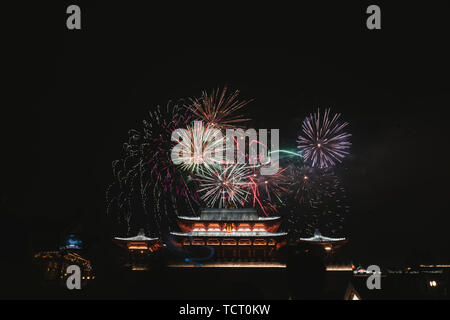 Fuochi d'artificio blooming cinese sopra gli antichi edifici Foto Stock