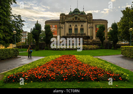 Fiori colorati in letto di fronte al Den Nationale scena, il più grande teatro di Bergen, Norvegia. Bergen, Norvegia, Agosto 2018 Foto Stock