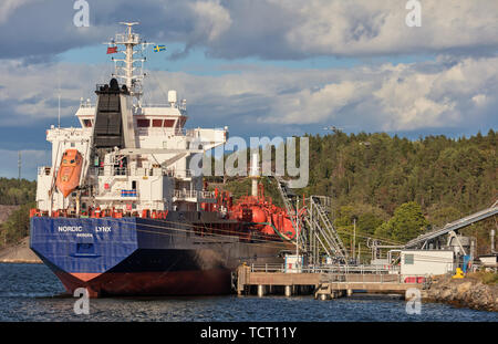 Tanker Nordic Lynx da Bergen in Nacka Strand, Stoccolma, Svezia Foto Stock