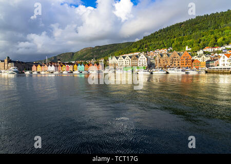 Bella porta di Bergen con coloratissime case tipiche parte di Bryggen Historic District e il Sito Patrimonio Mondiale dell'UNESCO, Norvegia Foto Stock