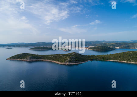 Bella foto aerea di Rogoznica Dalmazia, Croazia. Bella natura e paesaggio di sera d'estate al mare Adriatico e sulla costa. Incantevoli paesaggi marini Foto Stock