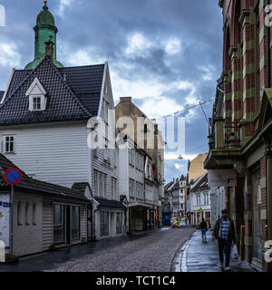 Bergen cityscape con una tipica strada di ciottoli della città vecchia. Bergen, Norvegia, Agosto 2018 Foto Stock