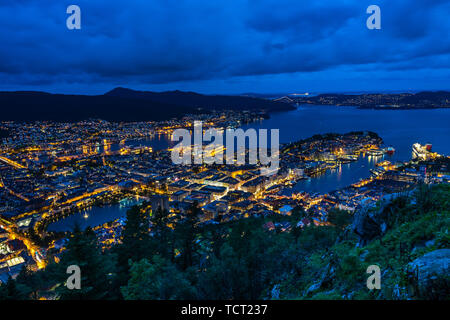 Notte cityscape di Bergen vista dal Monte Floyen, Norvegia Foto Stock