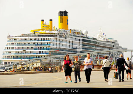 Costa Mediterranea nave da crociera nel dock a Liverpool Foto Stock