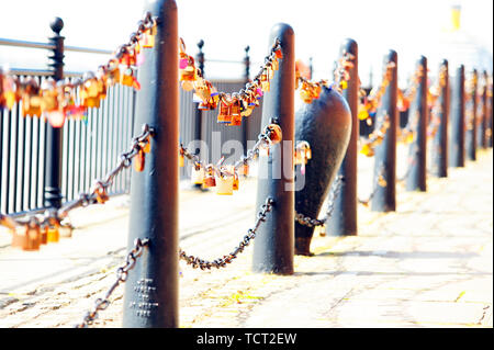Amore blocca attaccata alla ringhiera dal lato del fiume Mersey su Albert Dock a Liverpool, Merseyside Foto Stock