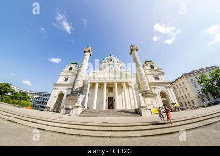 Vienna, Austria - 7 Giugno 2019: ampio angolo la chiesa di San Carlo (Karlskirche), è una chiesa barocca situata sul lato sud di Karlsplatz a Vienna, Aus Foto Stock
