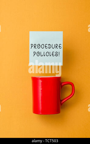 Conceptual la scrittura a mano che mostra la procedura politiche. Concetto significato passi ai principi guida regole e regolamenti vista frontale una tazzina di caffè st colorato Foto Stock