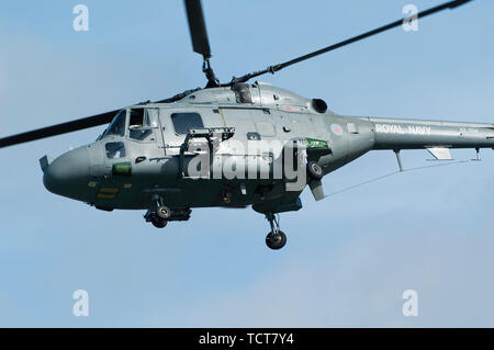 Royal Navy Westland Lynx elicottero volando alla Royal Navy giorno in Dartmouth Foto Stock