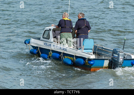 Due uomini in un volontario imbarcazione di pattuglia sul fiume Dart Dartmouth Foto Stock