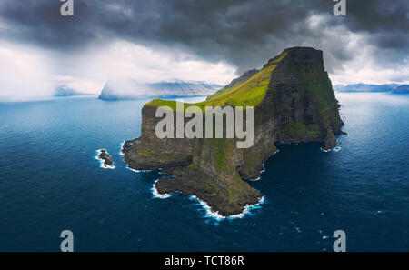 Panoramica aerea di massicce scogliere di Kalsoy su isole Faerøer Foto Stock