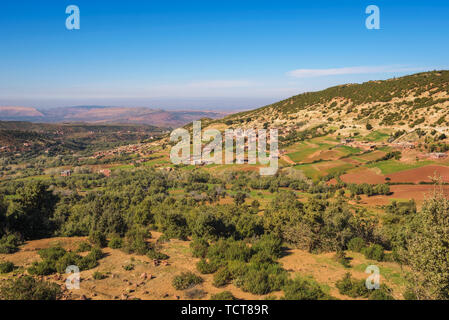 Vista sopra i villaggi di Tizi N'Tichka passano nelle montagne Atlas, Marocco Foto Stock