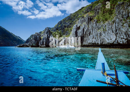 Banca barca si avvicina alla piccola spiaggia presso il Santuario, a Matinloc island, evidenzia di hopping Tour di viaggio C. Deve vedere, posto più bello a Marino Foto Stock