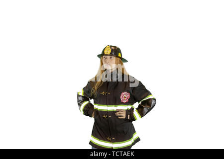 Teen in vigile del fuoco uniforme di isolato su bianco con copia spazio. Foto Stock