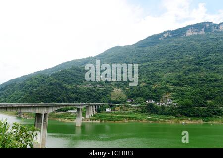 Fenshui River Bridge, Enshi Città, Provincia di Hubei, paesaggio naturale materiale Foto Stock