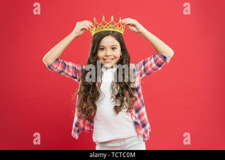 La felicità e la gioia. Usura del capretto Golden crown simbolo della principessa. Ragazza carina baby corona di usura. Diventare principessa concetto. Io sono semplicemente le migliori. Ogni ragazza sogna di essere una principessa. Signora piccola principessa. Foto Stock