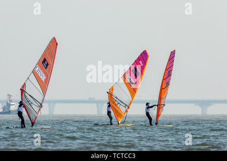 29 novembre 2018, Zhuhai, Guangdong. Il 2018 Asian Campionati di Vela & Asian aquilone bordo campionati è entrato nella sua quinta giornata. Nonostante le pessime condizioni atmosferiche, l'evento era ancora in pieno svolgimento, con atleti sfidando il freddo vento per la lotta contro il vento e le onde nelle acque dell'incenso della baia di stufa a Zhuhai per buoni risultati. Foto Stock