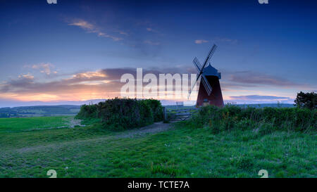 Halnaker, Regno Unito - 10 Maggio 2019: Tramonto sul mulino a vento a Halnaker collina vicino Goodwood e Chichester in West Sussex, Regno Unito Foto Stock
