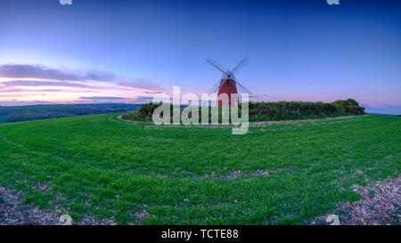 Halnaker, Regno Unito - 10 Maggio 2019: Tramonto sul mulino a vento a Halnaker collina vicino Goodwood e Chichester in West Sussex, Regno Unito Foto Stock