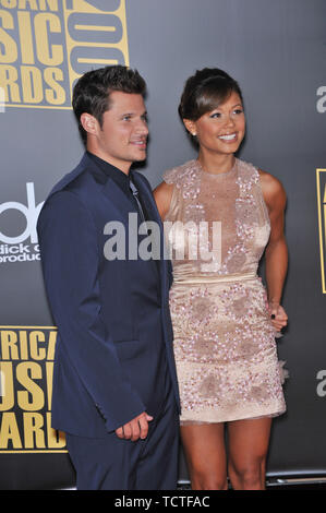 LOS ANGELES, CA. Novembre 23, 2008: Nick Lachey & Vanessa Minnillo al 2008 American Music Awards presso il Nokia Live! Theatre di Los Angeles. © 2008 Paul Smith / Featureflash Foto Stock