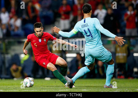 Porto, Portogallo. 09 Giugno, 2019. Raphael Guerreiro del Portogallo prende su Virgil van Dijk dei Paesi Bassi durante la UEFA Nazioni League match finale tra il Portogallo e i Paesi Bassi a Estadio do Dragao il 9 giugno 2019 a Porto, Portogallo. (Foto di Daniel Chesterton/phcimages.com) Credit: Immagini di PHC/Alamy Live News Foto Stock