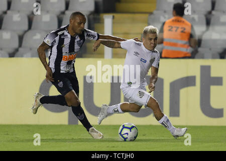 Il Santos, Brasile. 09 Giugno, 2019. Patric e Soteldo durante Santos vs Atletico MG corrispondono, tenutasi a Vila Belmiro Stadium di Santos, SP. Il match è valido per il 8° round del campionato brasiliano 2019. Credito: Ricardo Moreira/FotoArena/Alamy Live News Foto Stock