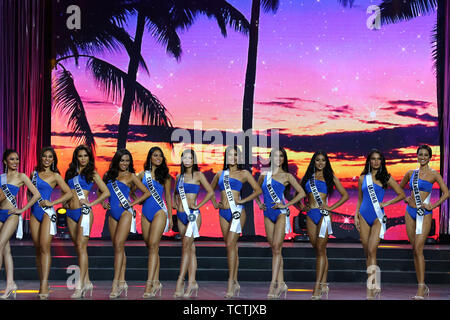 Quezon City, Filippine. Il 9 giugno, 2019. I candidati pongono nei loro costumi da bagno durante il grand incoronazione notte del 2019 Binibining Pilipinas beauty pageant in Quezon City, Filippine, 9 giugno 2019. Un totale di 40 partecipanti provenienti da tutto il paese hanno gareggiato per il titolo di Miss Universo Filippine durante il 2019 Binibining Pilipinas beauty pageant domenica. Credito: Rouelle Umali/Xinhua/Alamy Live News Foto Stock