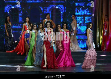 Quezon City, Filippine. Il 9 giugno, 2019. I candidati pongono nei loro abiti di sera durante il grand incoronazione notte del 2019 Binibining Pilipinas beauty pageant in Quezon City, Filippine, 9 giugno 2019. Un totale di 40 partecipanti provenienti da tutto il paese hanno gareggiato per il titolo di Miss Universo Filippine durante il 2019 Binibining Pilipinas beauty pageant domenica. Credito: Rouelle Umali/Xinhua/Alamy Live News Foto Stock