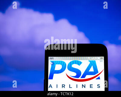 Kiev, Ucraina. Il 9 giugno, 2019. In questa foto illustrazione il PSA Airlines logo è visto visualizzata su uno smartphone. Credito: Igor Golovniov SOPA/images/ZUMA filo/Alamy Live News Foto Stock