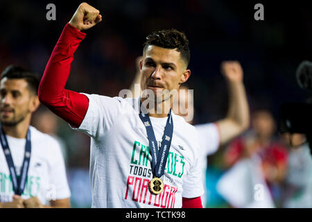 Porto, Portogallo. 09 Giugno, 2019. Il 9 giugno 2019, Estadio do Dragao, Porto, Portogallo; UEFA Nazioni classifica finale del campionato di calcio, in Portogallo contro Paesi Bassi; Ronaldo di POR celebra la vittoria Credit: Azione Plus immagini di sport/Alamy Live News Foto Stock