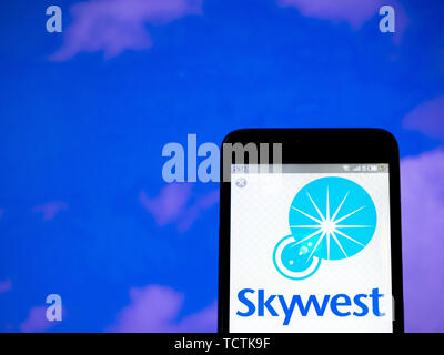 Kiev, Ucraina. Il 9 giugno, 2019. In questa foto illustrazione il SkyWest Airlines logo è visto visualizzata su uno smartphone. Credito: Igor Golovniov SOPA/images/ZUMA filo/Alamy Live News Foto Stock