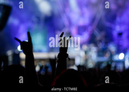 Norimberga, Germania. 09 Giugno, 2019. I visitatori di open-air festival 'Rock im Park' tratto le loro mani in aria durante un concerto. Il festival ha avuto luogo dal 7 al 9 giugno. Credito: Daniel Karmann/dpa/Alamy Live News Foto Stock