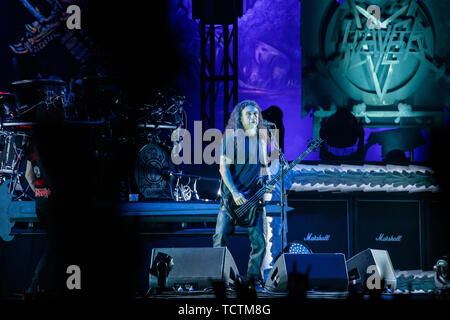 Norimberga, Germania. 09 Giugno, 2019. Tom Araya, cantante e bassista della US-American metal band cacciatrice, è in scena a open-air festival 'Rock im Park". Il festival ha avuto luogo dal 7 al 9 giugno. Credito: Daniel Karmann/dpa/Alamy Live News Foto Stock