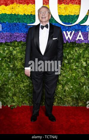 Bob Mackie presso gli arrivi per 73rd annuale di Tony Awards, Radio City Music Hall al Rockefeller Center di New York, NY Giugno 9, 2019. Foto di: Jason Mendez/Everett Collection Foto Stock